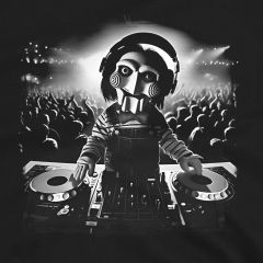 Куклата от Saw като DJ – Забавен парти дизайн Тениска